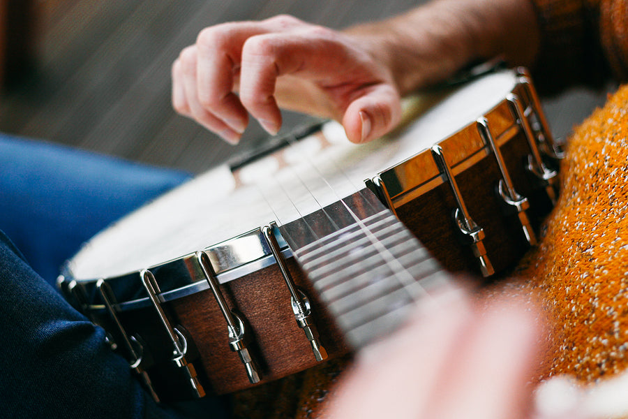 Male-Banjo-Player-seeking a banjo for sale in the UK