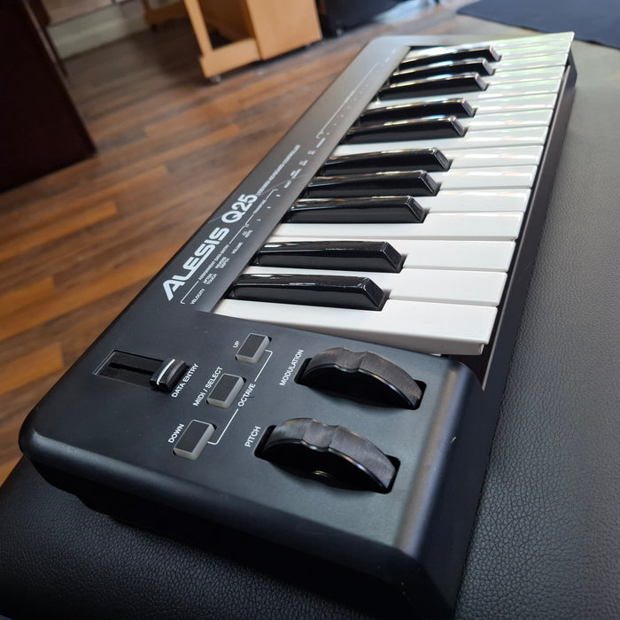 Second hand Alesis Q25 Midi Keyboard Controller