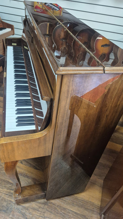 Second hand Samick SM-3 upright piano.