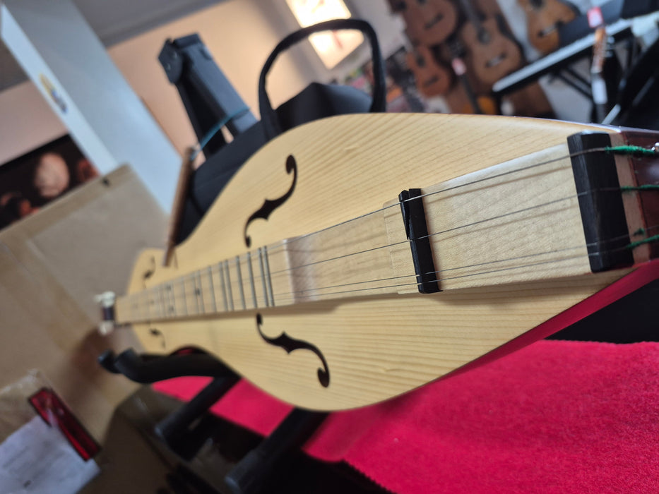 Second Hand Hora 4 String Mountain Dulcimer with bag